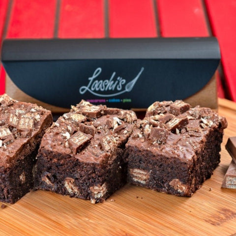 Chocolate based brownie with a base of KitKat sticks, topped off with chocolate fudge and crumbled KitKat pieces! These delicious brownies come in a pack of 3 & a pack of 6.
